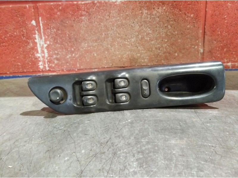 Recambio de mando elevalunas delantero izquierdo para renault laguna (b56) 1.6 | 0.98 - ... 1.6 | 0.98 - ... referencia OEM IAM 