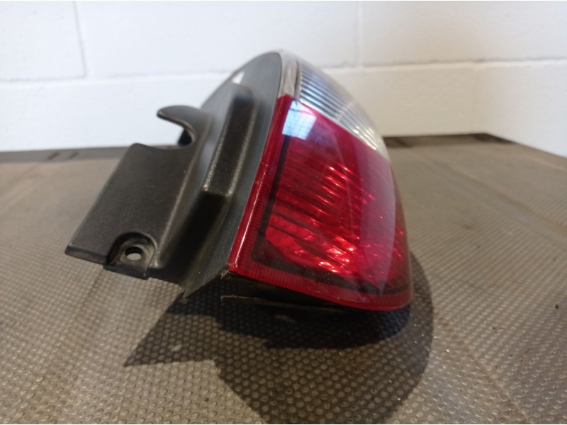 Recambio de piloto trasero derecho para nissan almera tino (v10m) básico | 0.00 - ... básico | 0.00 - ... referencia OEM IAM   