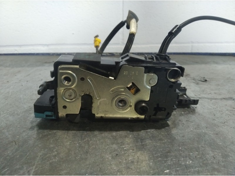 Recambio de cerradura puerta trasera derecha para peugeot 207 confort 1.4 vti 16v 95 referencia OEM IAM   