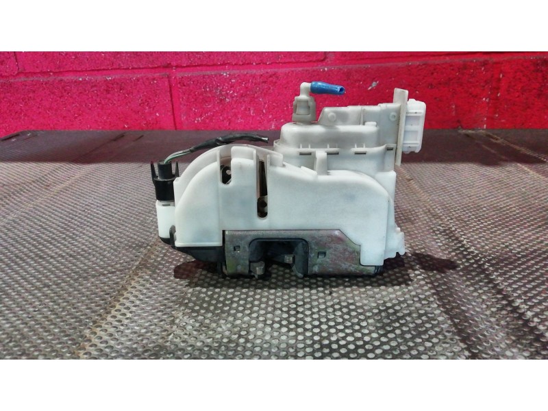 Recambio de cerradura puerta delantera izquierda para volkswagen polo referencia OEM IAM   