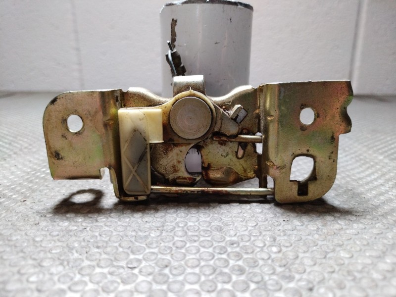 Recambio de cerradura capot para seat 131 referencia OEM IAM   