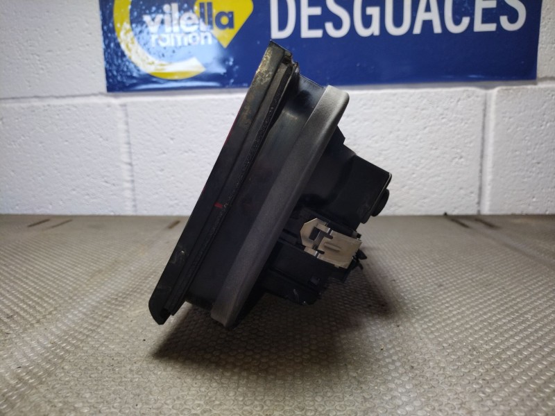 Recambio de piloto porton derecho para citroen xantia berlina 2.1 td sx referencia OEM IAM   