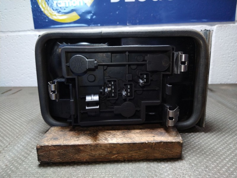 Recambio de piloto porton derecho para citroen xantia berlina 2.1 td sx referencia OEM IAM   