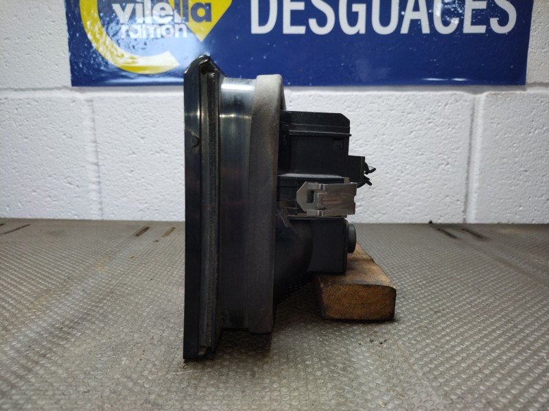 Recambio de piloto porton izquierdo para citroen xantia berlina 2.1 td sx referencia OEM IAM   