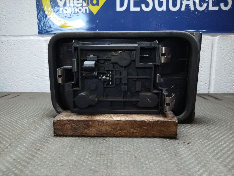 Recambio de piloto porton izquierdo para citroen xantia berlina 2.1 td sx referencia OEM IAM   