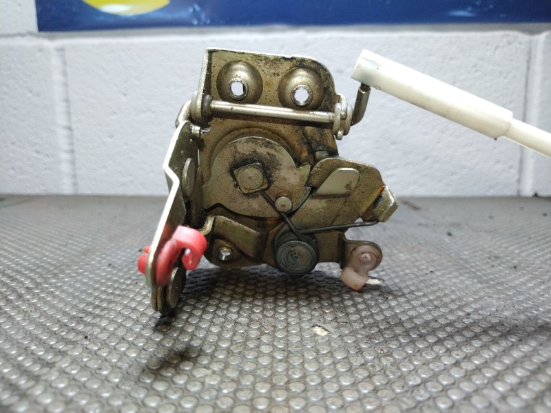 Recambio de cerradura puerta delantera derecha para seat 131 referencia OEM IAM   