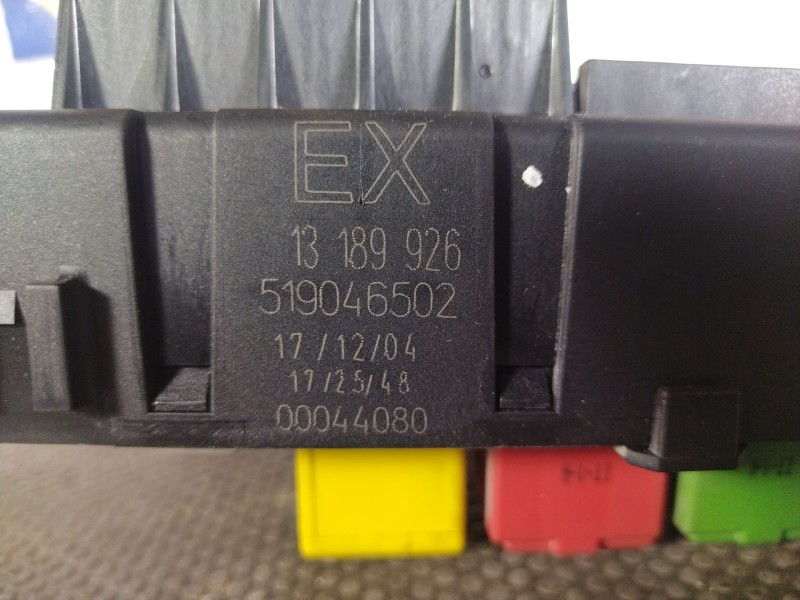 Recambio de caja reles fusibles para opel vectra c berlina 1.9 cdti referencia OEM IAM 13189926 519046502 