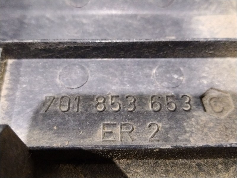 Recambio de rejilla delantera para volkswagen caravelle caravelle gl 2.4 d referencia OEM IAM 701853653C  