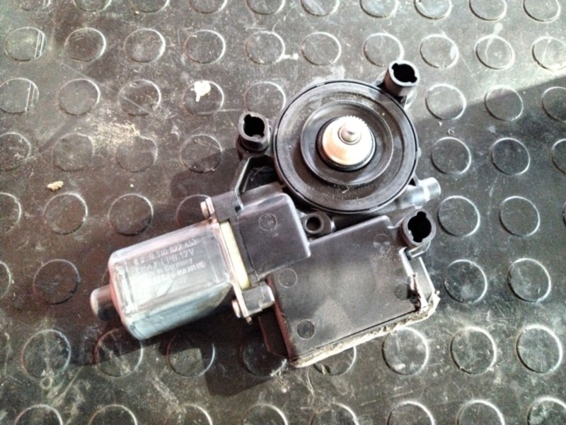Recambio de motor elevalunas delantero izquierdo para volkswagen caravelle corto 2.0 115 trendline referencia OEM IAM 7E0959801H