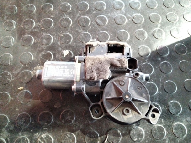 Recambio de motor elevalunas delantero izquierdo para volkswagen caravelle corto 2.0 115 trendline referencia OEM IAM 7E0959801H