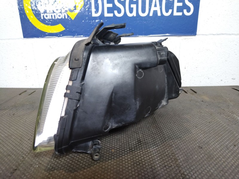 Recambio de faro derecho para audi a4 1.8 t referencia OEM IAM    Recambio de faro derecho para audi a4 1.8 t referencia OEM IAM