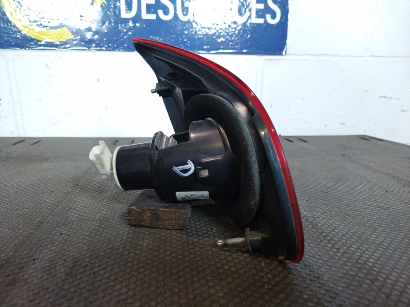 Recambio de piloto porton derecho para nissan qashqai 2.0 dci acenta 4x2 referencia OEM IAM 89071064   Recambio de piloto porton derecho para nissan qashqai 2.0 dci acenta 4x2 referencia OEM IAM 89071064