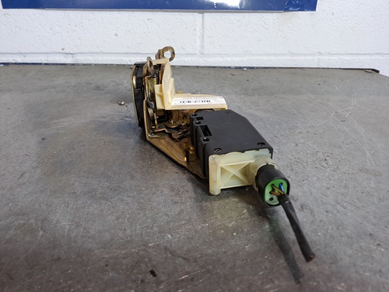 Recambio de cerradura puerta delantera derecha para opel astra f caravan 1.6 cat referencia OEM IAM   