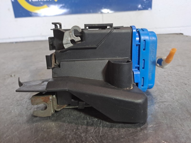 Recambio de cerradura puerta trasera derecha para audi a4 avant (b5) referencia OEM IAM    Recambio de cerradura puerta trasera derecha para audi a4 avant (b5) referencia OEM IAM
