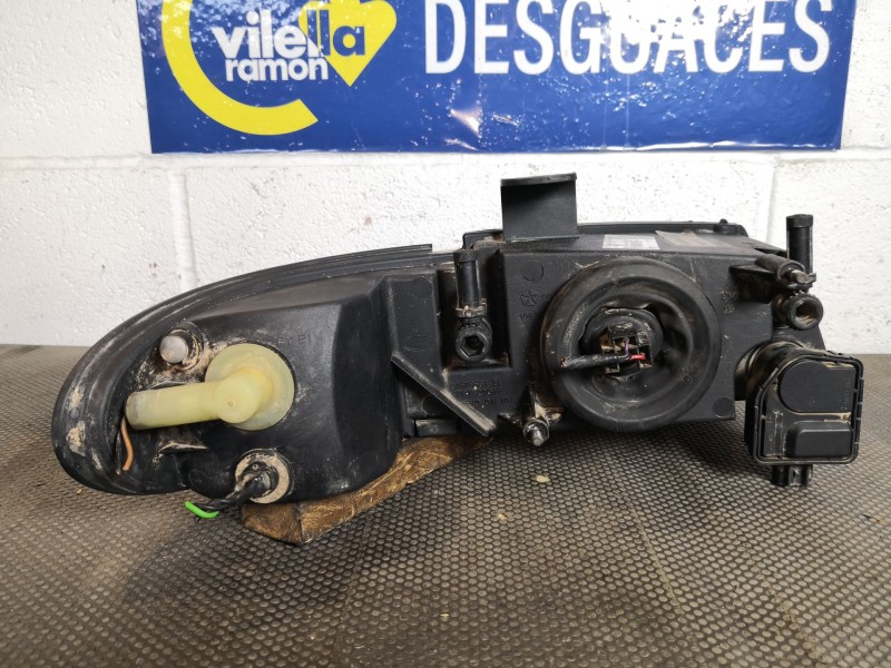 Recambio de faro izquierdo para chrysler voyager (gs) 2.4 i referencia OEM IAM 04576313ACC  