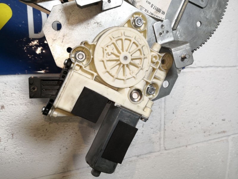 Recambio de elevalunas delantero izquierdo para opel vectra c berlina 1.9 cdti referencia OEM IAM   