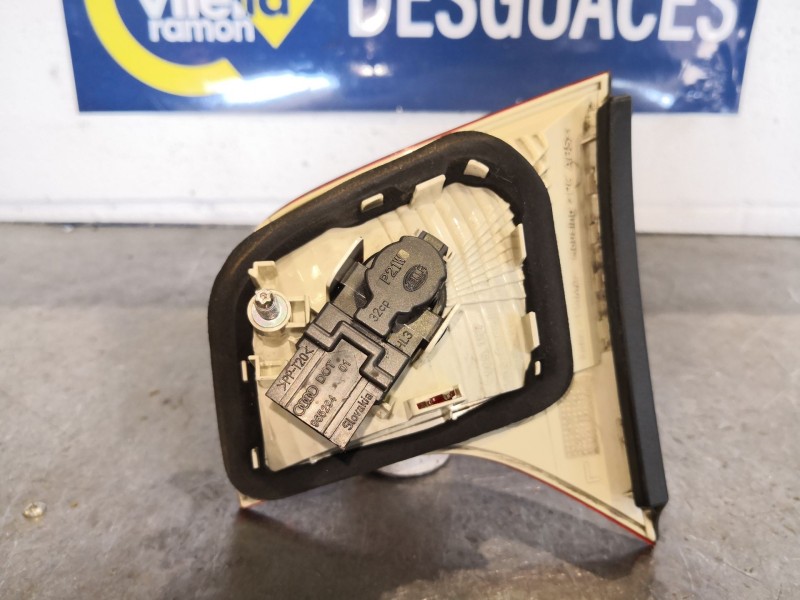 Recambio de piloto porton izquierdo para audi a4 berlina (8e) 2.0 tdi referencia OEM IAM    Recambio de piloto porton izquierdo para audi a4 berlina (8e) 2.0 tdi referencia OEM IAM