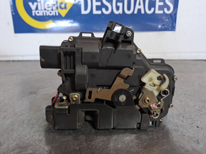 Recambio de cerradura puerta delantera derecha para volkswagen new beetle 2.0 referencia OEM IAM   
