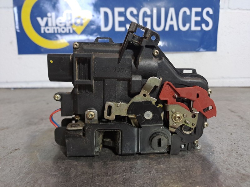 Recambio de cerradura puerta delantera derecha para audi a4 berlina (8e) 1.9 tdi referencia OEM IAM    Recambio de cerradura puerta delantera derecha para audi a4 berlina (8e) 1.9 tdi referencia OEM IAM