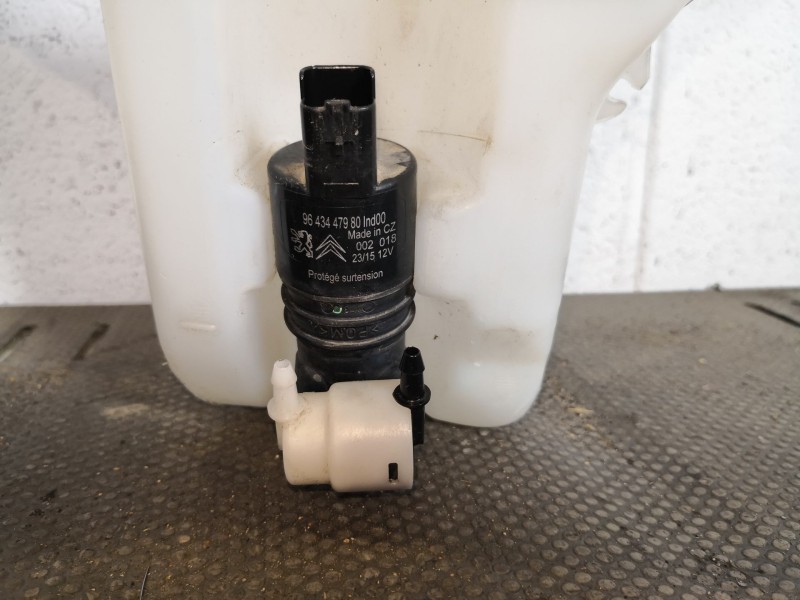 Recambio de deposito limpia para citroen c4 cactus feel referencia OEM IAM   