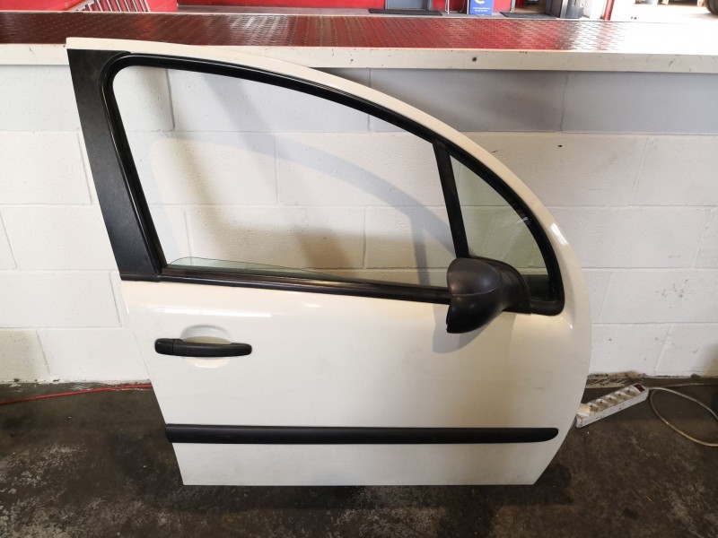 Recambio de puerta delantera derecha para citroen c3 1.4 hdi audace referencia OEM IAM    Recambio de puerta delantera derecha para citroen c3 1.4 hdi audace referencia OEM IAM