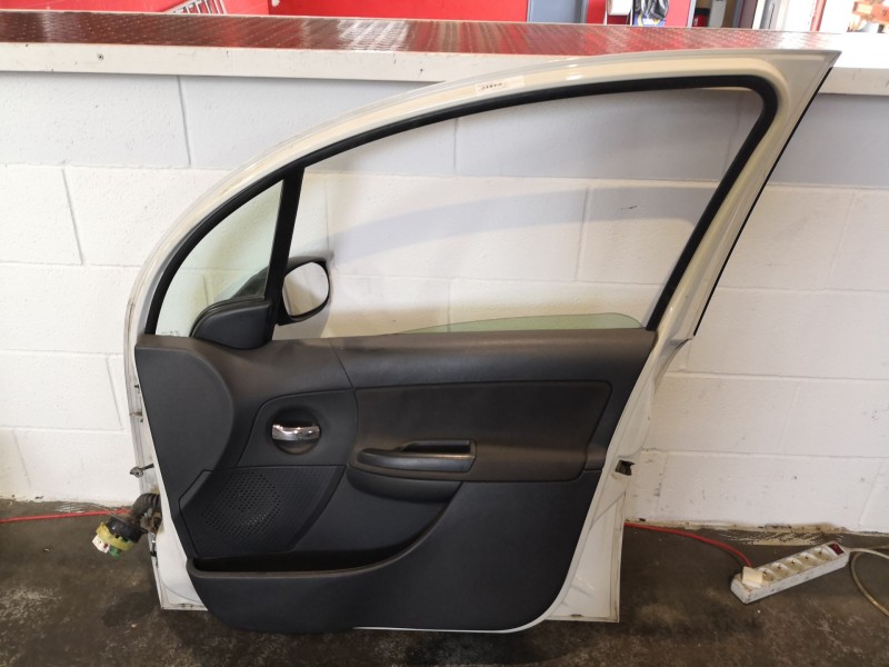 Recambio de puerta delantera derecha para citroen c3 1.4 hdi audace referencia OEM IAM    Recambio de puerta delantera derecha para citroen c3 1.4 hdi audace referencia OEM IAM