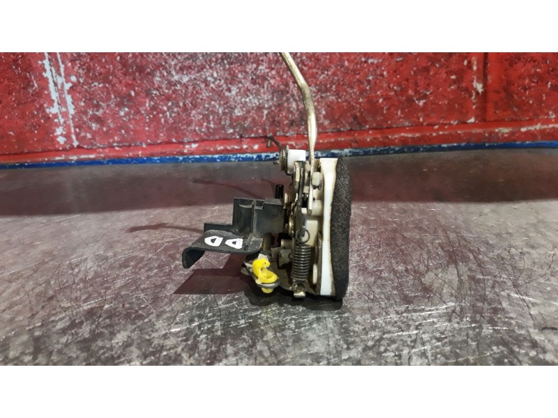 Recambio de cerra. puer. delantero derecha para hyundai accent referencia OEM IAM    Recambio de cerra. puer. delantero derecha para hyundai accent referencia OEM IAM