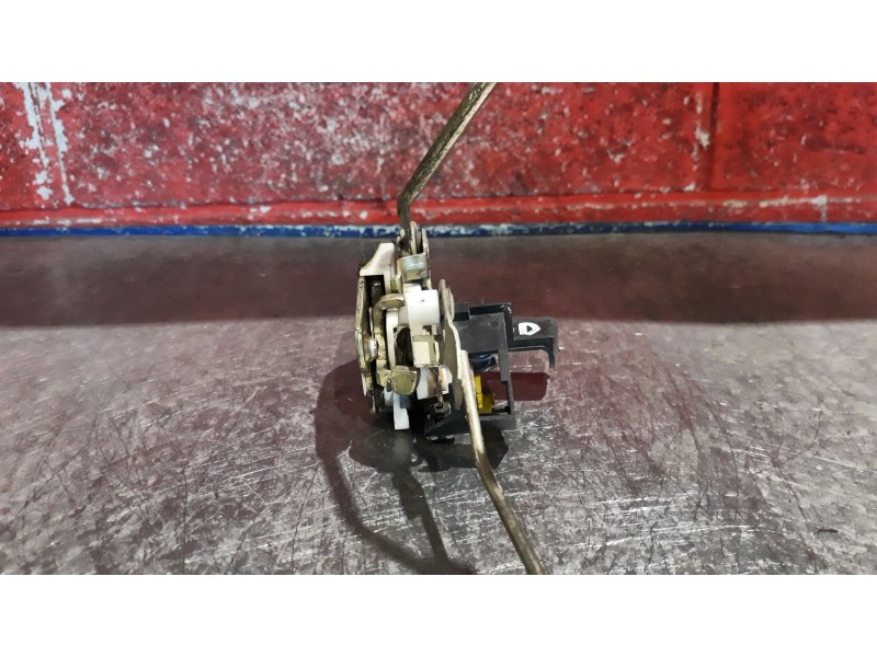 Recambio de cerra. puer. delantero derecha para hyundai accent referencia OEM IAM    Recambio de cerra. puer. delantero derecha para hyundai accent referencia OEM IAM