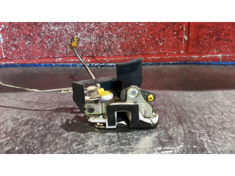 Recambio de cerra. puer. delantero derecha para hyundai accent referencia OEM IAM    Recambio de cerra. puer. delantero derecha para hyundai accent referencia OEM IAM