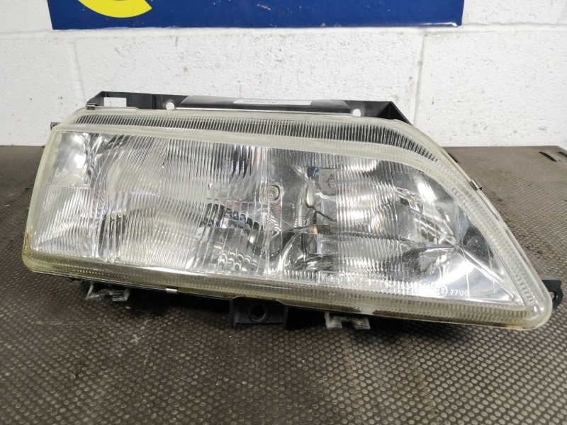 Recambio de faro derecho para citroen xantia berlina 2.0 hdi exclusive referencia OEM IAM 88205034D  