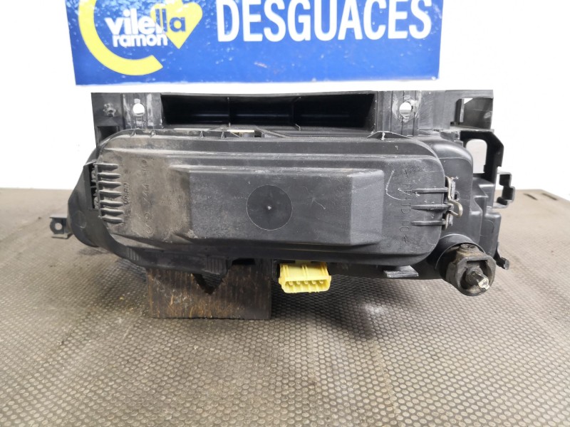 Recambio de faro derecho para citroen xantia berlina 2.0 hdi exclusive referencia OEM IAM 88205034D  
