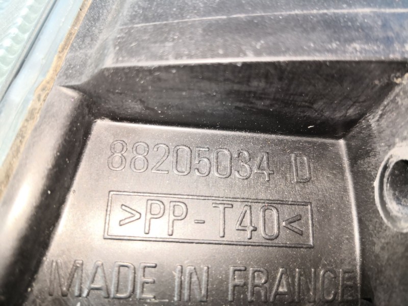 Recambio de faro derecho para citroen xantia berlina 2.0 hdi exclusive referencia OEM IAM 88205034D  