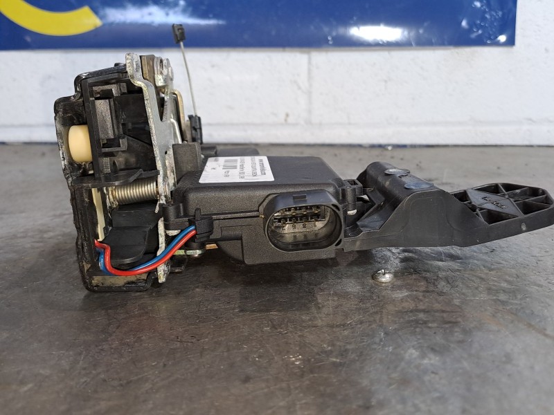 Recambio de cerradura puerta delantera derecha para volkswagen passat berlina (3b2) 1.9 tdi referencia OEM IAM    Recambio de cerradura puerta delantera derecha para volkswagen passat berlina (3b2) 1.9 tdi referencia OEM IAM