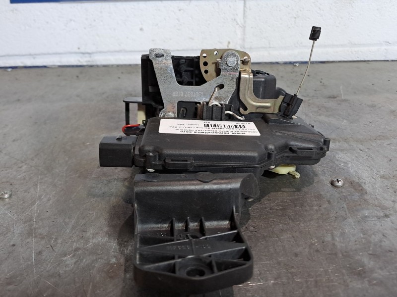 Recambio de cerradura puerta delantera derecha para volkswagen passat berlina (3b2) 1.9 tdi referencia OEM IAM    Recambio de cerradura puerta delantera derecha para volkswagen passat berlina (3b2) 1.9 tdi referencia OEM IAM