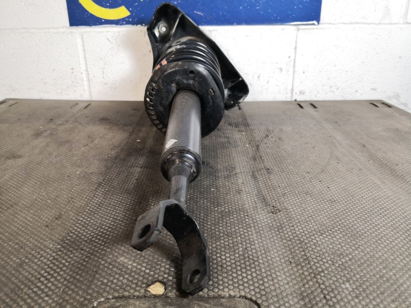 Recambio de amortiguador delantero izquierdo para volkswagen passat berlina (3b2) 1.9 tdi referencia OEM IAM    Recambio de amortiguador delantero izquierdo para volkswagen passat berlina (3b2) 1.9 tdi referencia OEM IAM
