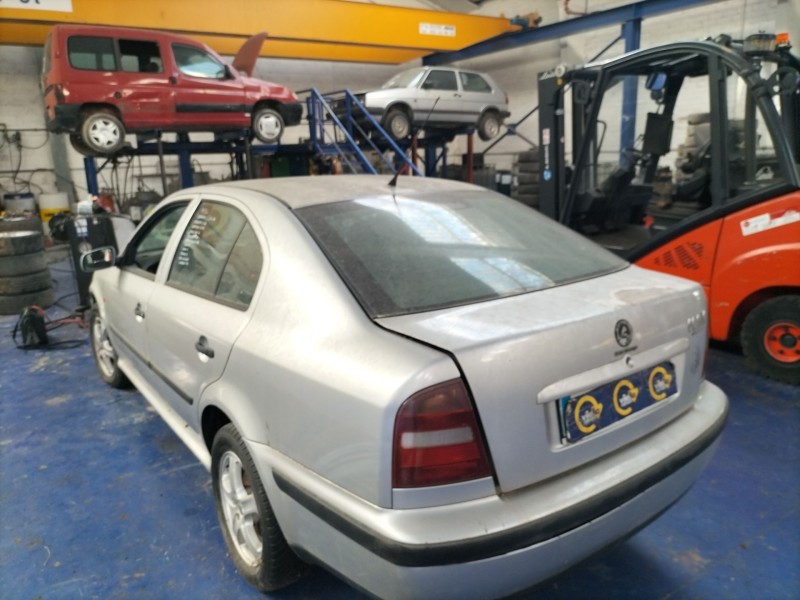 skoda octavia berlina (1u2) ambiente | 08.00 - 12.04 del año 1998