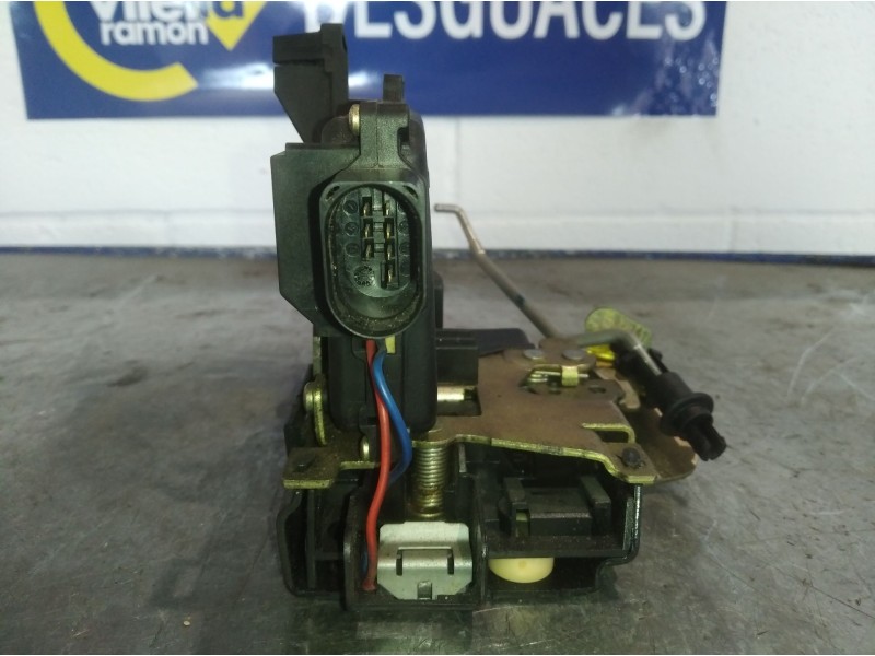 Recambio de cerradura puerta trasera izquierda para audi a4 berlina (8e) 2.5 tdi quattro (132kw) referencia OEM IAM 4B0839015D  