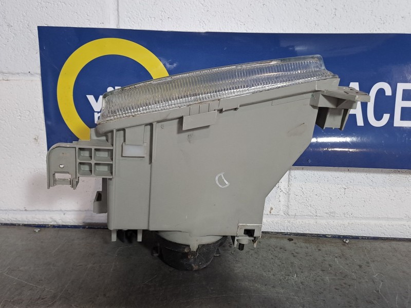 Recambio de faro derecho para renault clio clio 1.4 rn referencia OEM IAM   