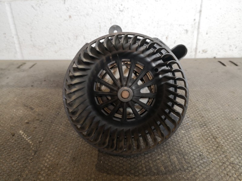 Recambio de motor calefaccion para citroen c4 berlina 1.6 16v hdi referencia OEM IAM U2331001  