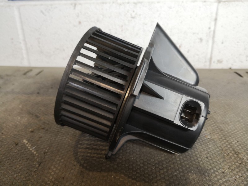 Recambio de motor calefaccion para citroen c4 berlina 1.6 16v hdi referencia OEM IAM U2331001  