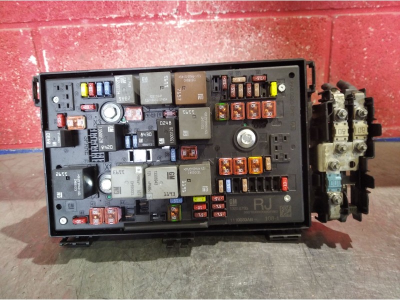 Recambio de caja reles fusibles para opel astra j lim. (12.2009)  | ... (12.2009)  | ... referencia OEM IAM 13318783  