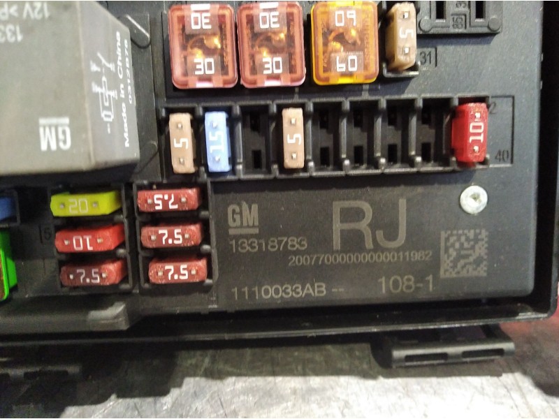 Recambio de caja reles fusibles para opel astra j lim. (12.2009)  | ... (12.2009)  | ... referencia OEM IAM 13318783  