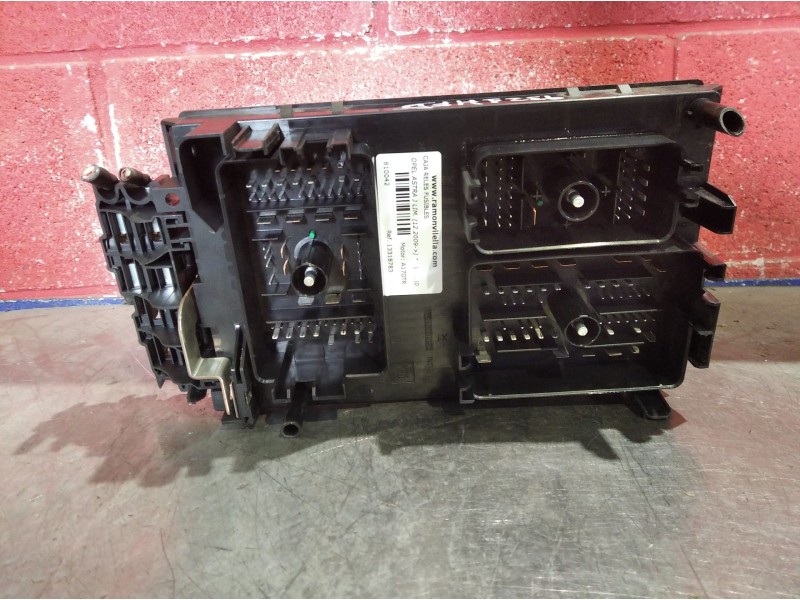 Recambio de caja reles fusibles para opel astra j lim. (12.2009)  | ... (12.2009)  | ... referencia OEM IAM 13318783  