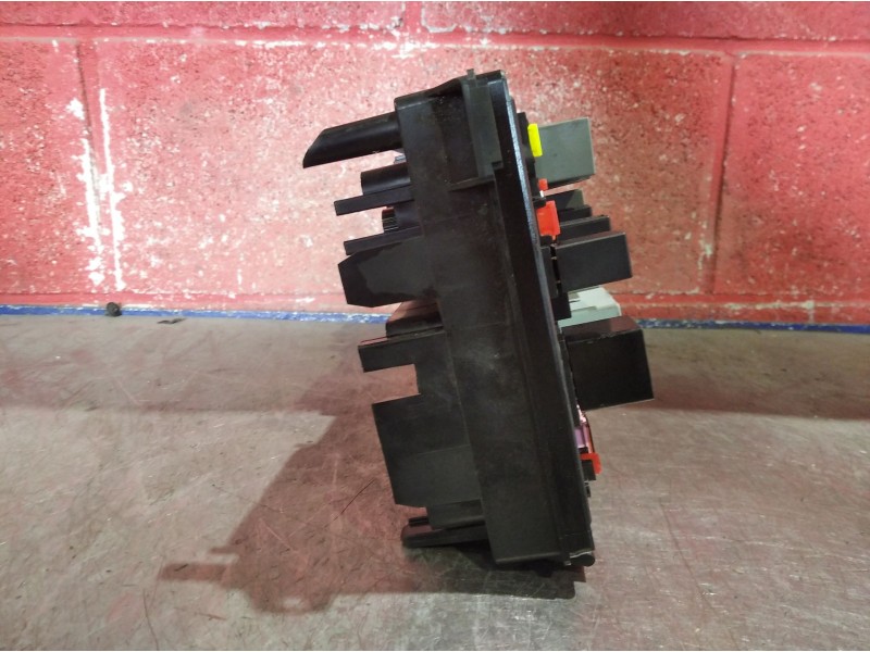 Recambio de caja reles fusibles para opel astra j lim. (12.2009)  | ... (12.2009)  | ... referencia OEM IAM 13318783  