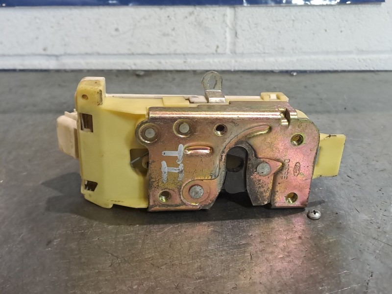 Recambio de cerradura puerta trasera izquierda para ford focus 1.6 ghia referencia OEM IAM   