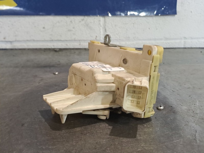 Recambio de cerradura puerta trasera izquierda para ford focus 1.6 ghia referencia OEM IAM   