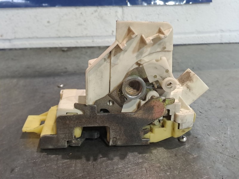 Recambio de cerradura puerta trasera izquierda para ford focus 1.6 ghia referencia OEM IAM   