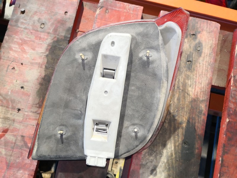 Recambio de piloto trasero izquierdo para ford fiesta berl./courier si | 12.88 - 12.96 si | 12.88 - 12.96 referencia OEM IAM   