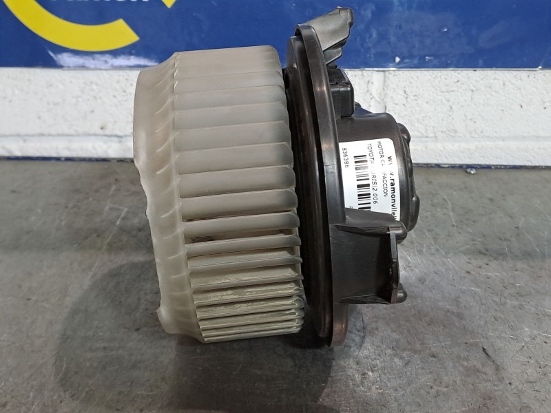 Recambio de motor calefaccion para toyota auris luna referencia OEM IAM 2727008103  