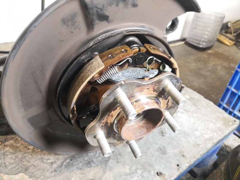 Recambio de mangueta trasera izquierda con brazo para nissan qashqai (j10) acenta referencia OEM IAM   